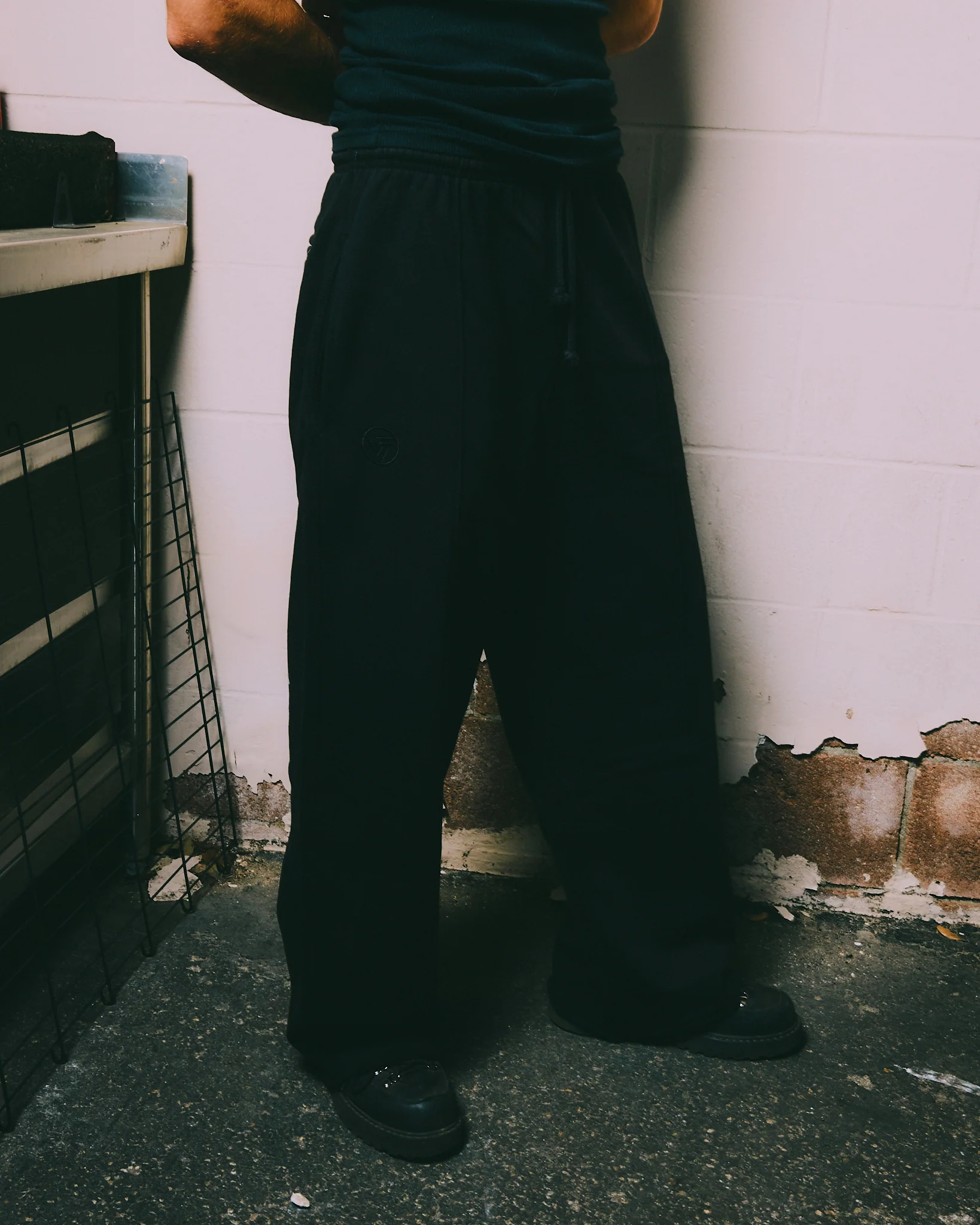 HYPLAND HEAVY WEIGHT PLEATED LOGO SWEAT PANTS (BLACK) - Image 3