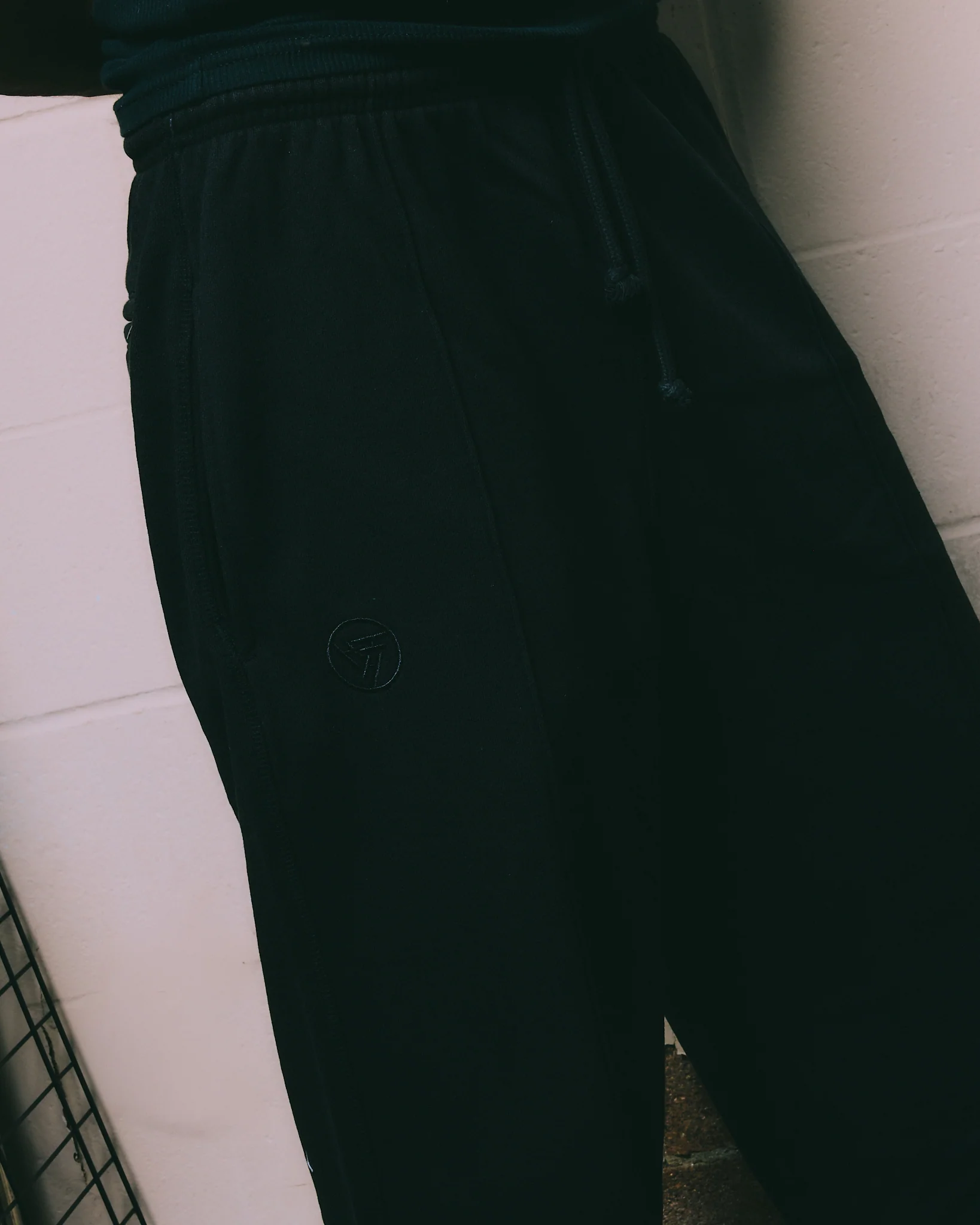 HYPLAND HEAVY WEIGHT PLEATED LOGO SWEAT PANTS (BLACK) - Image 4